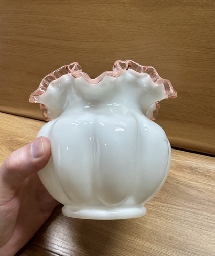 FENTON weiß mit rosa Rand VASE 6" breit mal 5 1/2" hoch LESEN - Bild 3 von 9