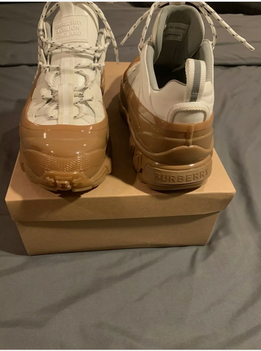 Burberry Mens Low Top Arthur Sneaker Size 42 off white and Brown size 9 $790