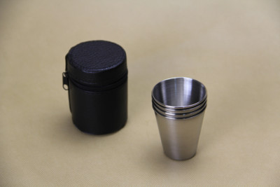 Edelstahl Schnapsglas Tasse Trinkbecher mit PU Leder Hülle Etui Reise 4 Stück