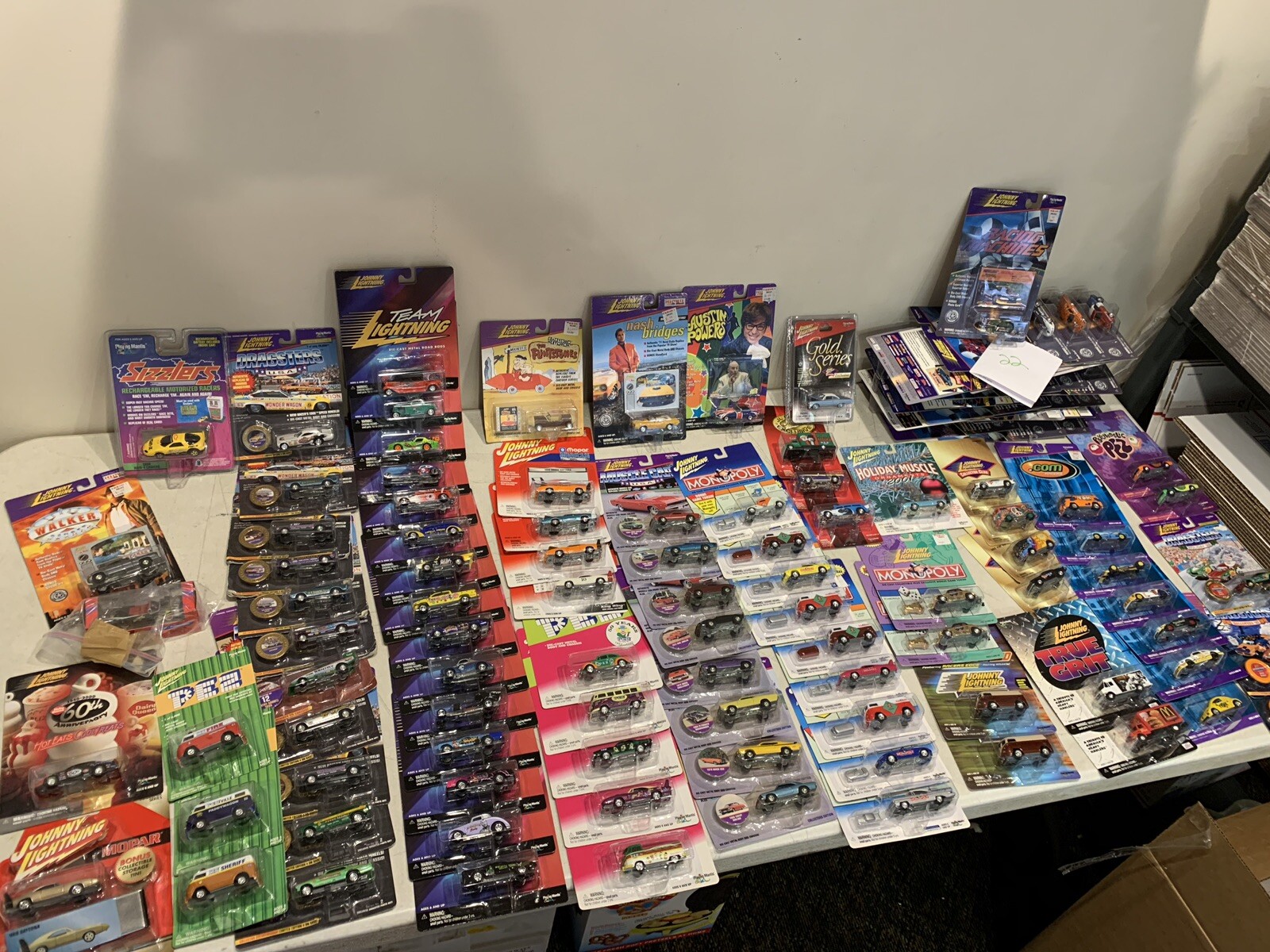 Huge Lot of 112 Johnny Lightning coches de fundición todos los nuevos Sizzlers Munsters Huge Lot of 112 Johnny Lightning coches de fundición todos los nuevos Sizzlers Munsters