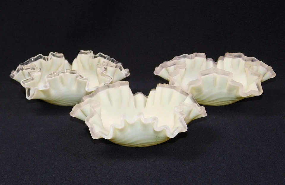 3 velas antiguas victorianas con volantes satinadas de vidrio con cresta BRILLAN Foto 3 de 4