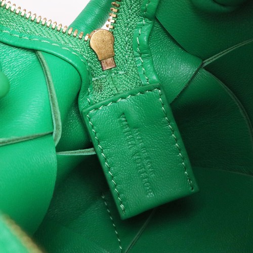 BOTTEGA VENETA Mini Cassette Camera Bag Shoulder Bag / Lambskin, Green 701915 - Picture 9 of 11