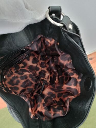 Bolso de Mano Hobo B Makowsky Mediano con Candado de Cuero Negro - Imagen 10 de 14