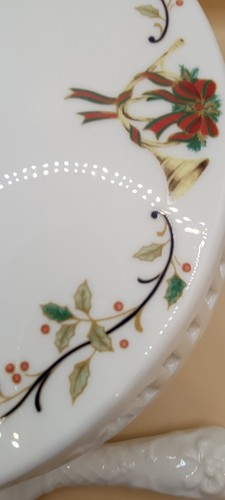 Mikasa HOLIDAY LACE #RL050 Christmas Holly & Horn 10" Pedestal Cake Plate - Picture 3 of 12