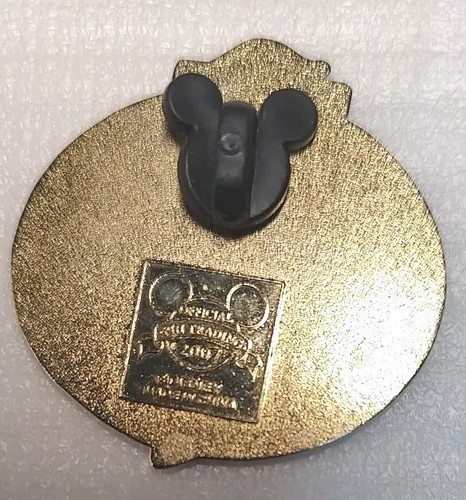 2007 Disney Cruise Line Castaway Club Pin with Mickey and Minnie Mouse - Picture 2 of 4