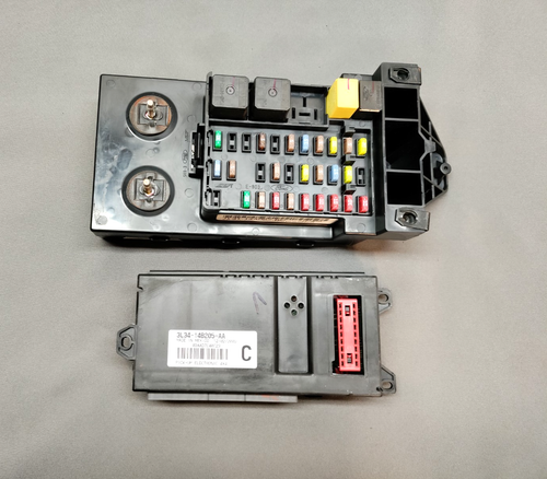1999-2003 F150 (1999 F250) Fuse Box w/Gem Module 4WD 1L3T-14A067-BC