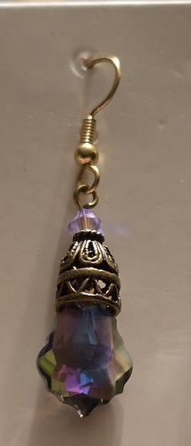 Pendientes colgantes facetados de cristal iridiscente diseño Cindy Larson - Imagen 2 de 3