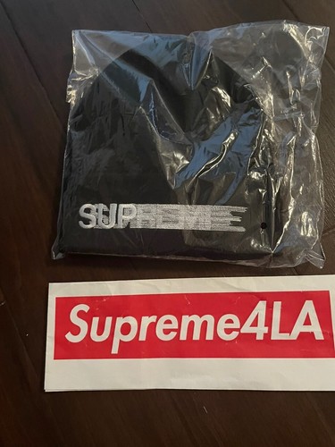 Supreme Motion Logo Beanie schwarz in der Hand - Bild 2 von 3