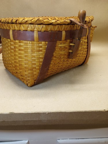 Vintage Fly Fishing Creel Wicker Basket Leather Adjustable Strap Wooden closure - Picture 3 of 22