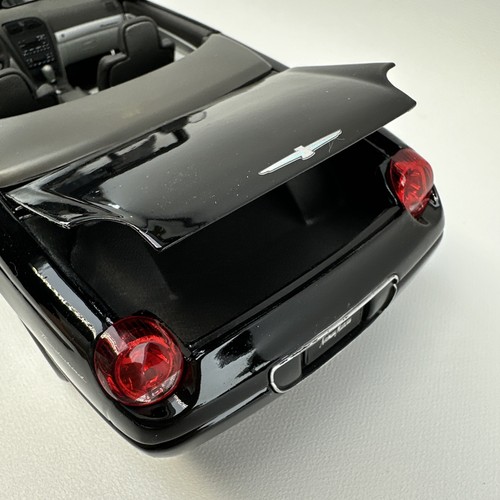 Ford Thunderbird Neiman Marcus 2002 negro edición limitada modelo 1:18 con caja - Imagen 11 de 20
