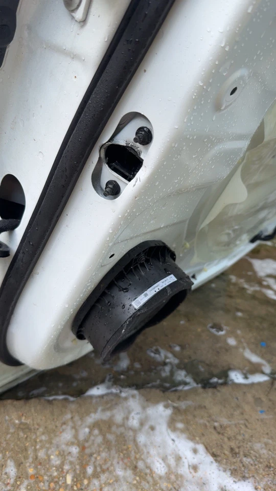 21 22 23 Chevrolet TrailBlazer LT Passenger Right Front Door White - Image 3 of 4