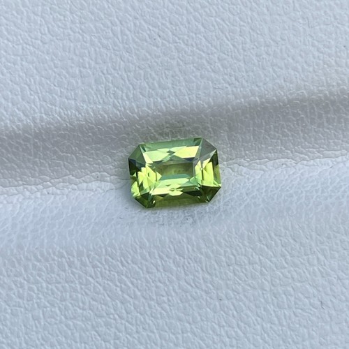 0.83 Cts Emerald Cut Natural Peridot Gem – Ideal for Ring, Pendant or Fine Jewel - Picture 3 of 5