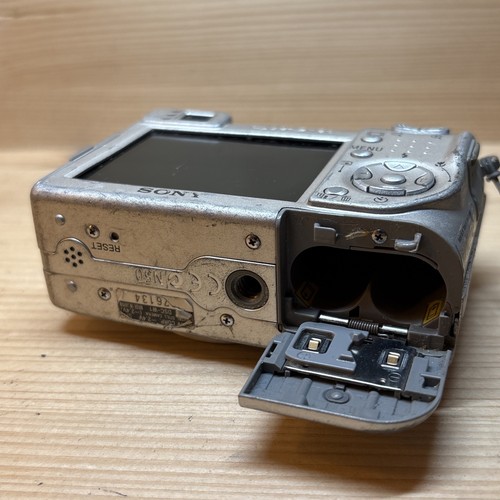 Sony Cyber-shot DSC-W1 5.1MP Digital Camera - Camera Parts Repairs - Picture 10 of 13