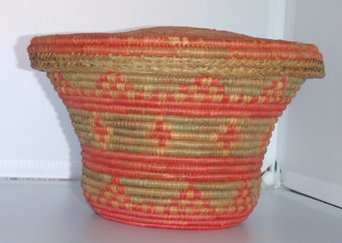 Antico cesto con coperchio a bobina nativi americani tessuto a mano rosso verde naturale 8,5" - Foto 5 di 14