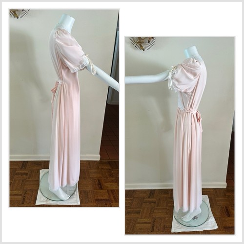 70er Jahre Christian Dior Dessous rosa Satin Spitze Morgenmantel Puffärmel Peignoir Kleid Vintage - Bild 12 von 24