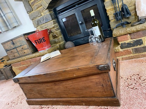 Old Antique Pine Chest, Vintage Wooden Storage Trunk, Blanket Box, Coffee Table. - Picture 4 of 8