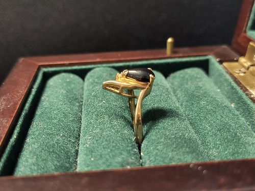 Anello vintage a forma di lacrima con pietra nera tono oro - Foto 2 di 9