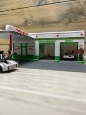 1/64 Scale Texaco Gas Station & Service Building Diorama