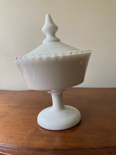 Plato de caramelo Fenton Silver Crest con patas y tapa vaso de leche con borde transparente con volantes 9"T - Imagen 3 de 9