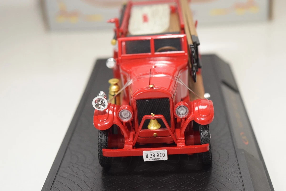 A56 1:32 SIGNATURE MODELS REO FIRE TRUCK 1928 BROOKS ENGINE LADDER TENDER MIB
