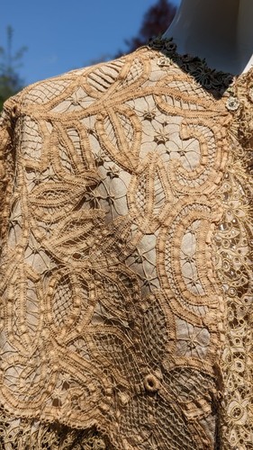 VICTORIAN 19TH C ECRU HAND MADE BATTENBURG LACE CAPE W EMBROIDERY - Picture 4 of 8