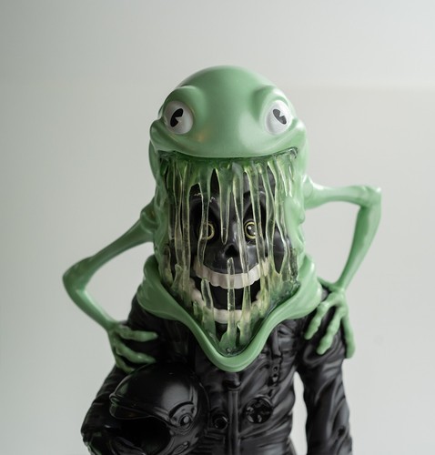 Alex Pardee The Astronaut 10" Figure Darkness Variant Artist signed - Picture 10 of 10