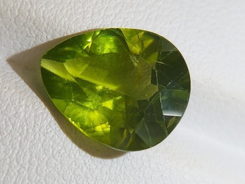 Neon green Peridot gemstone - faceted natural Chrysolite 5.75 CTS - Bild 2 von 10