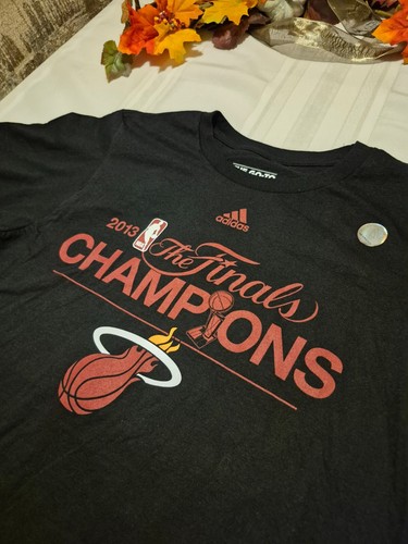 New Adidas Miami Heat 2013 NBA Champions T Shirt Mens M Black Full Roster - Picture 2 of 8