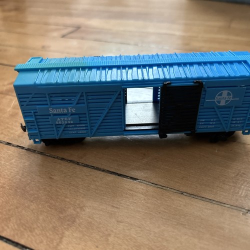 HO Scale Model Power Santa Fe Livestock Cattle Car ATSF 582039 and Hopper - Picture 8 of 8