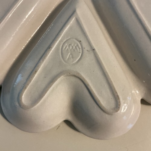 MMA HEARTS Creamware Porcelain Hexagon Divided Dish 8.75”Embossed Ivory MUSEUM - Picture 3 of 6