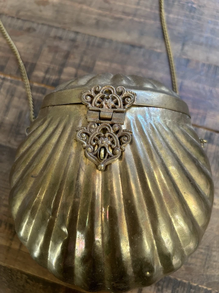 Cartera antigua de cobre decorativa con carcasa de almeja con correa de cadena forrada de terciopelo vintage Foto 3 de 4