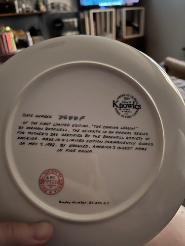 Norman Rockwell Mothers Day 1982 Edition Plate Collection " The Cooking Lesson" - Picture 2 of 7