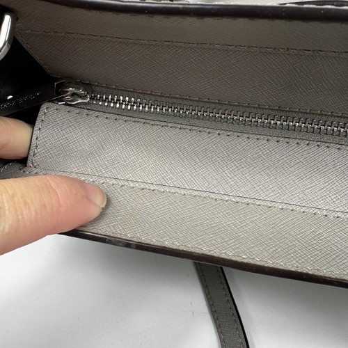 Bolso Bandolera Michael Kors Dillon Cuero Saffiano Gris Cartera - Imagen 16 de 24