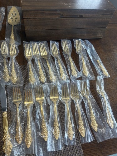 1847 Rogers Brothers Golden Renaissance Flatware Gold Electroplate for 8 - Picture 4 of 7