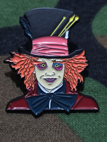 Tim Burtons Alice im Wunderland Verrückter Hutmacher rote Königin Emaille Anstecknadel Anstecker - Bild 2 von 5