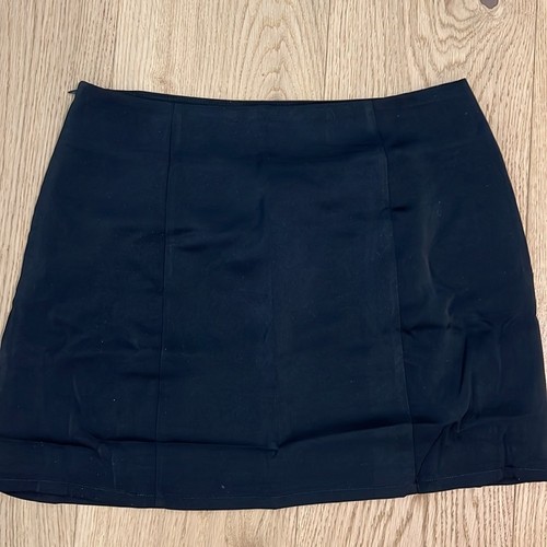 Neu mit Etikett Revolve & Minimalist Liebhaber COMMENSE schwarzer gerader Satin-Minirock M - Bild 4 von 4