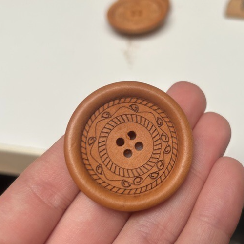 vintage wood 1.5" etched buttons 5pcs made in USA - Picture 2 of 5