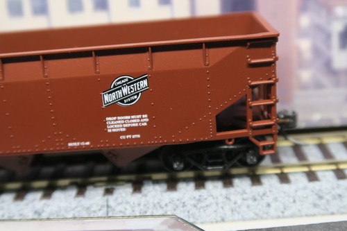 STEWART HO SCALE #10307 CNW/CMO 49715 OFFSET 70 TON 9 PANEL TRIPLE HOPPER KD'S! - Picture 14 of 19