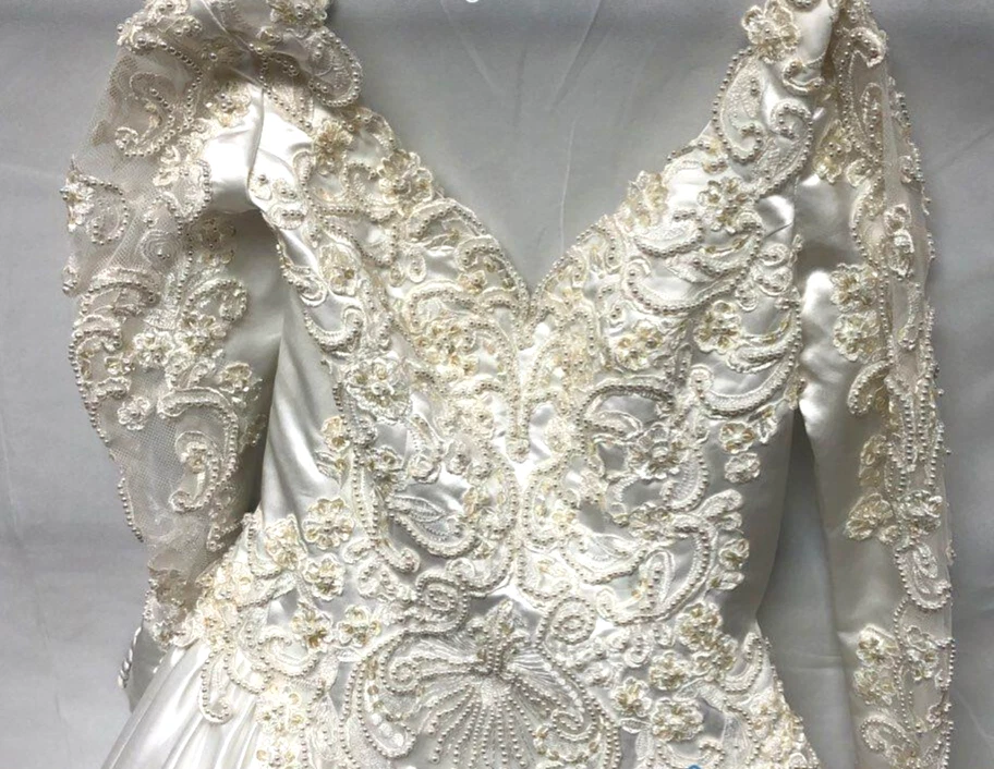 Vestido de novia original Gloria Vanderbilt blanco satinado con cuentas manga larga talla 6 Foto 2 de 4