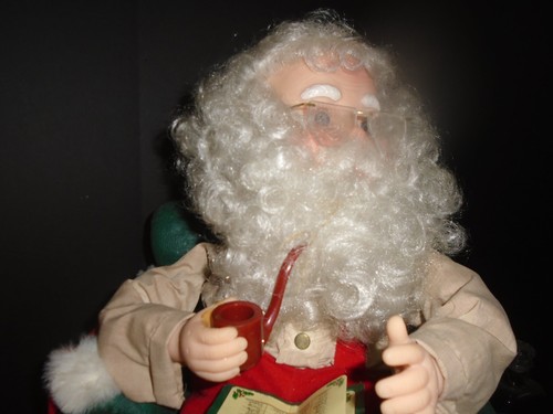 Santa's Best Animated Collectable - Weihnachtsmann auf Stuhl mit Pfeife und Liste - Bild 2 von 2