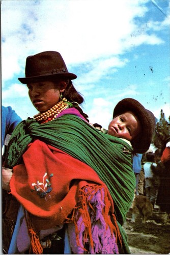 Postkarte Imbabura Ecuador Frau trägt Kind traditionelle Kleidung