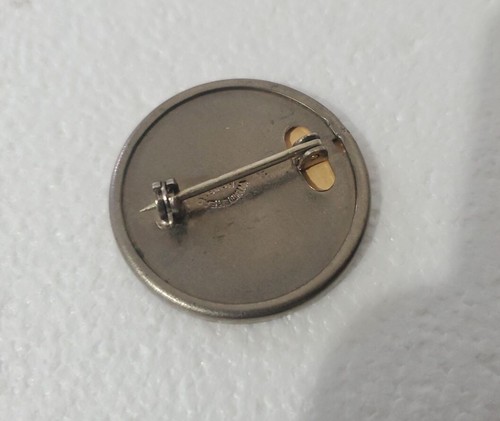 Vintage THE SINGER MFG. CO. - SOUTH BEND, IND. - MALE EMPLOYEE BADGE PIN 1.5" - Picture 5 of 9