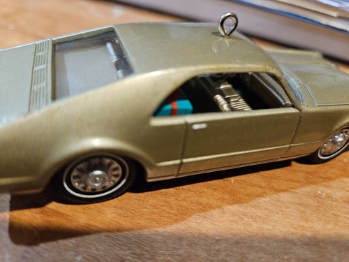 2004 1966 Oldsmobile Toronado Coupe Hallmark Ornament Classic American Cars #14 - Picture 5 of 6