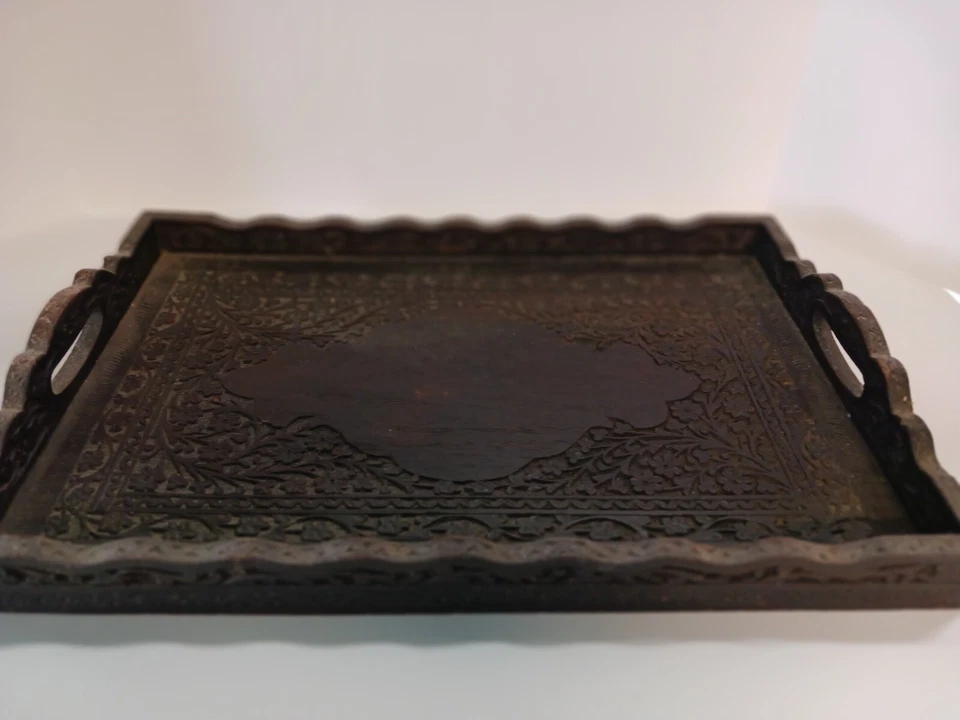 Antigua bandeja decorativa de madera tallada a mano con asas Foto 2 de 4