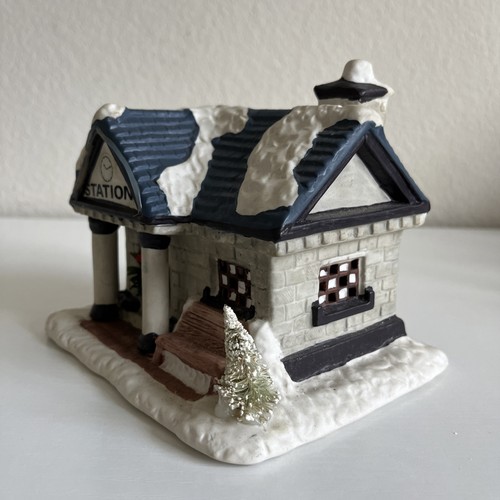 CHRISTMAS VALLEY Porcelain Lighted Village STATION Hollyshire Place Collect 1992 - Picture 2 of 11