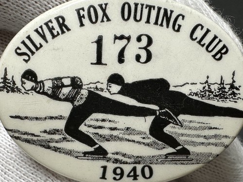 1940 ARGENTO VOLPE OUTING CLUB BIANCO E NERO SPILLA PATTINAGGIO SU GHIACCIO WOODSVILLE, NH? M44 - Foto 4 di 7