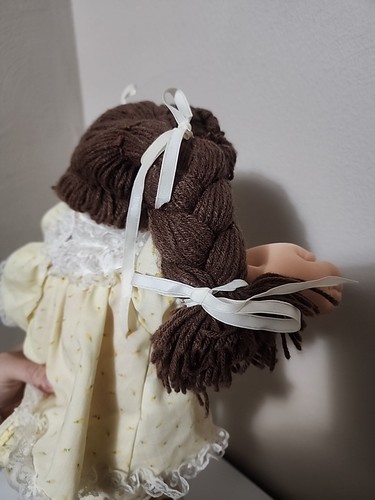 Vintage Cabbage Patch 1985 bambola capelli castani vestito giallo antico da collezione - Foto 12 di 22