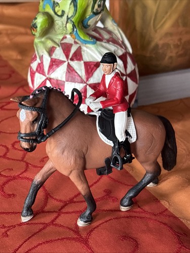 Schleich - 13817 cavalla di Hannover dal 2016 + pezzi da set equitazione 42056