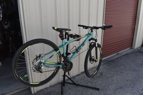 GT Laguna pro Trail Mountain Bike Disc Brakes Front Shocks Hard Tail Nice!!