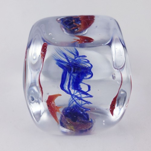 Vintage Dynasty Gallery Blown Glass Aquarium Cube Paperweight with Red Fish - Picture 12 of 12